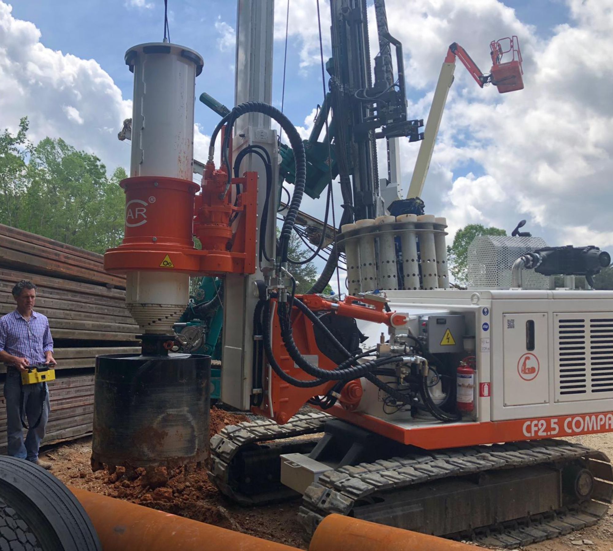 TesCar CF2.5 COMPACT hydraulic piling rig operated with a radio remote controller