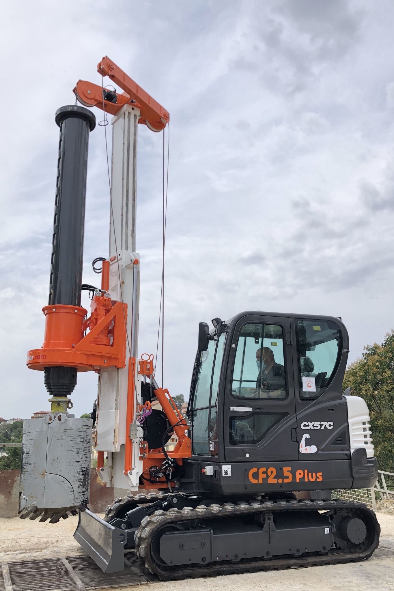 TesCar CF2.5 PLUS hydraulic piling rig with telescopic mast extended