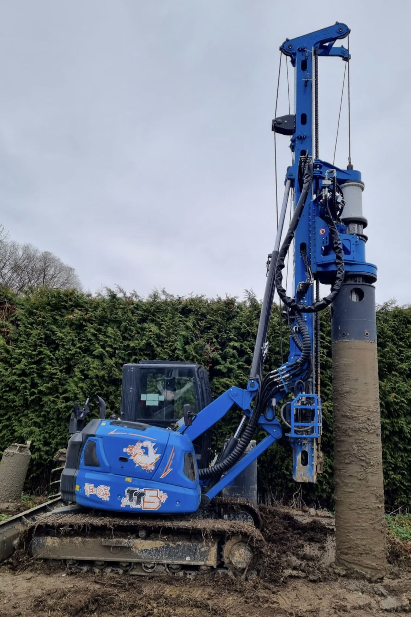 TesCar TT5 hydraulic piling rig in blue finish on a job site