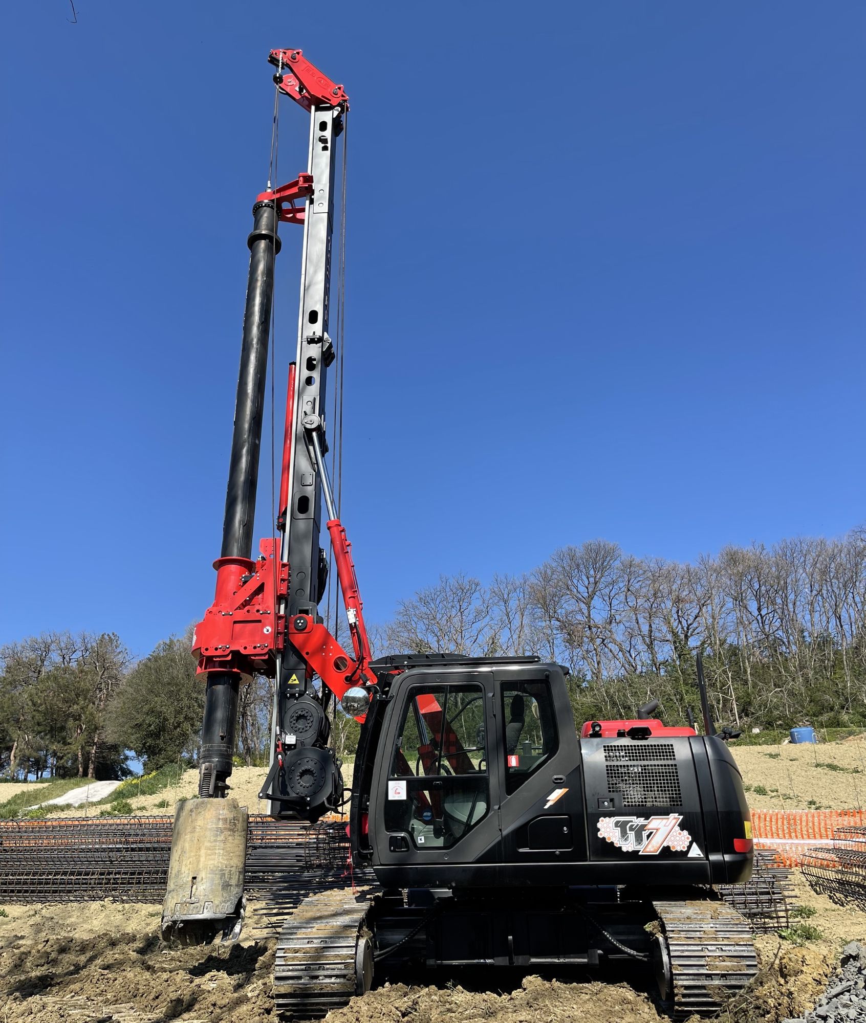 TesCar TT7 hydraulic piling rig in red and black finish on a job site